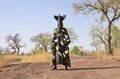 Житель Уагадугу в деревянной маске, похожей на бомбу и камуфляжной одежде, Буркина-Фасо, 2013 г. Фотограф Александр Эудье..jpg