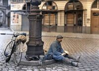 Французский солдат обедает на одной из улиц Реймса, 1917 год.jpg
