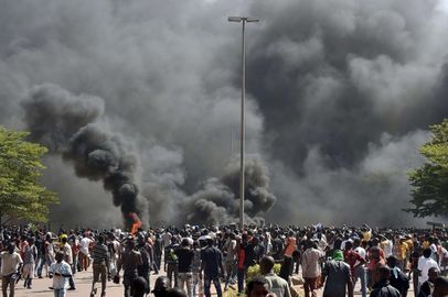Protesters facing the burning Burkinabé parliament on 30 October 2014..jpg