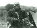 Американский чернокожий солдат находит очень смешным своего товарища в противогазе. Западный фронт, 1918 год ..jpg