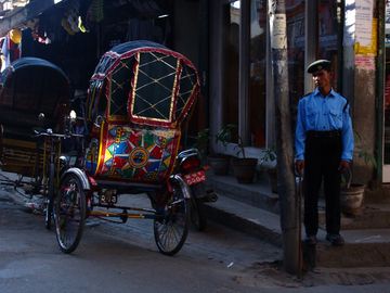 Непальский полицейский возле ярко разрисованной рикши, Катманду, 2005 г..jpg