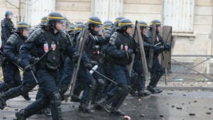 Manifestation riot demonstration émeute crs gendarme mobile g.jpg