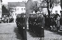 1935.Wreczenie sztandaru gostynskiej ORMO (Ochotniczej Rezerwie Milicji Obywatelskiej)-Rynek w Gostyniu, 1 maja 1966r..jpg