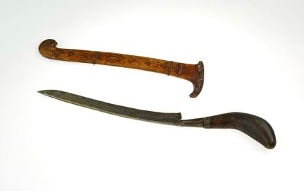 COLLECTIE TROPENMUSEUM Dolk (rencong) met hoornen greep en houten schede TMnr A-3430.jpg