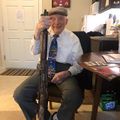 93-летний ветеран Корпуса морской пехоты США - Джон Гриффинс с винтовкой M1 Garand, украшенной различными надписями.jpg