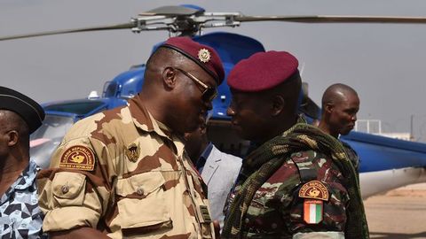 Le-commandant-ivoirien-en-charge-de-la-securite-du-palais-presidentiel-cherif-ousmane-d-parle-avec-lieutenant-colonel-issiaka-ouattara-aka-wattao-a-bouake-le-13-janvier-2017 5779525.jpg