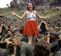 Мисс Алабама выступает перед американскими солдатами в в Ан Хе. Вьетнам. Война во Вьетнаме. 1970г..jpg