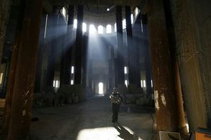 Военный в обстрелянной мечети Мосула во время операции против Исламского государства, 2017 г. Автор Горан Томашевич..jpg