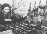 Девочки-подростки на сборке автоматов ППД в блокадном Ленинграде. 1943 год.jpg