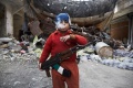 Курящий восьмилетний мальчик с АК-74 в руках. Сирия, 2014 г.jpg