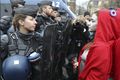 Девушка в образе Марианны, символ Французской революции и , напртив полицейской, Париж, 15 декабря 2018 г..jpg
