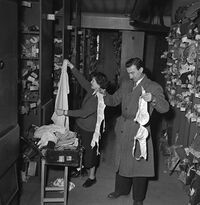 Комната хранения утерянных вещей в отделении полиции, Париж, 1954 г.jpg