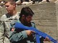 Американский солдат с синим пластиковым манекеном AKM, 12 июня 2007.jpg