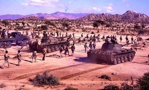 Бойцы Народного фронта освобождения Эритреи готовятся к бою. Война за независимость Эритреи. 1970-е гг..jpg