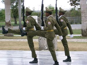 800px-Santiago de Cuba - Garde au Mausolée José Marti.jpg