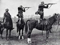 Немецкие кавалеристы целяться, стоя на лошадях, 1935 г.jpg