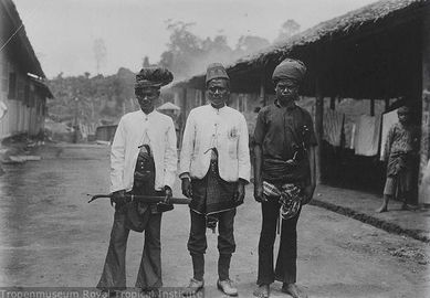 Aceh Weapon Perlak 1901 in Street.jpg