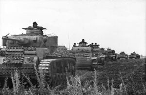 Bundesarchiv Bild 101I-219-0562A-06, Russland, Kolonne mit Panzer III.jpg