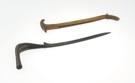 COLLECTIE TROPENMUSEUM Dolk (rencong) met rechthoekig gebogen hoornen greep en houten schede TMnr 17-6.jpg