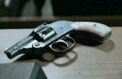 Карманный револьвер джесси, из которого он хитростью убил нила.jpg