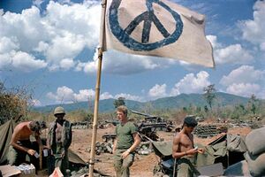 Флаг пацифистов в лагере американских солдат во Вьетнаме.jpg