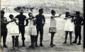 O capitão Carlos Lamarca, no centro da foto, dá instrução A foto é de Manoel Motta, em 1969..jpg