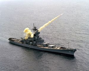 Испытательный пуск RGM-84 Harpoon линкором ВМС США USS New Jersey. Тихий океан. Март 1983 г..jpg
