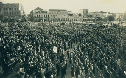 Acima registro fotográfico da concentração Integralista, em Blumenau - SC, durante as comemorações do dia da bandeira, em 19 de novembro de 1937.jpg