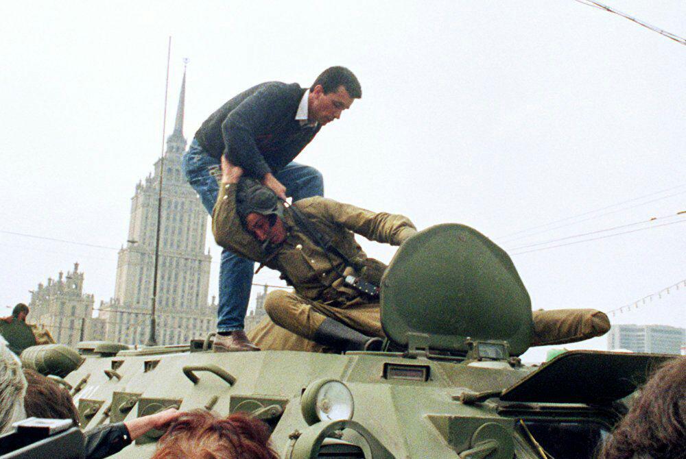 Бунтующий молодой человек удаляет солдата из кабины БТР-80, Москва, 1991 г.