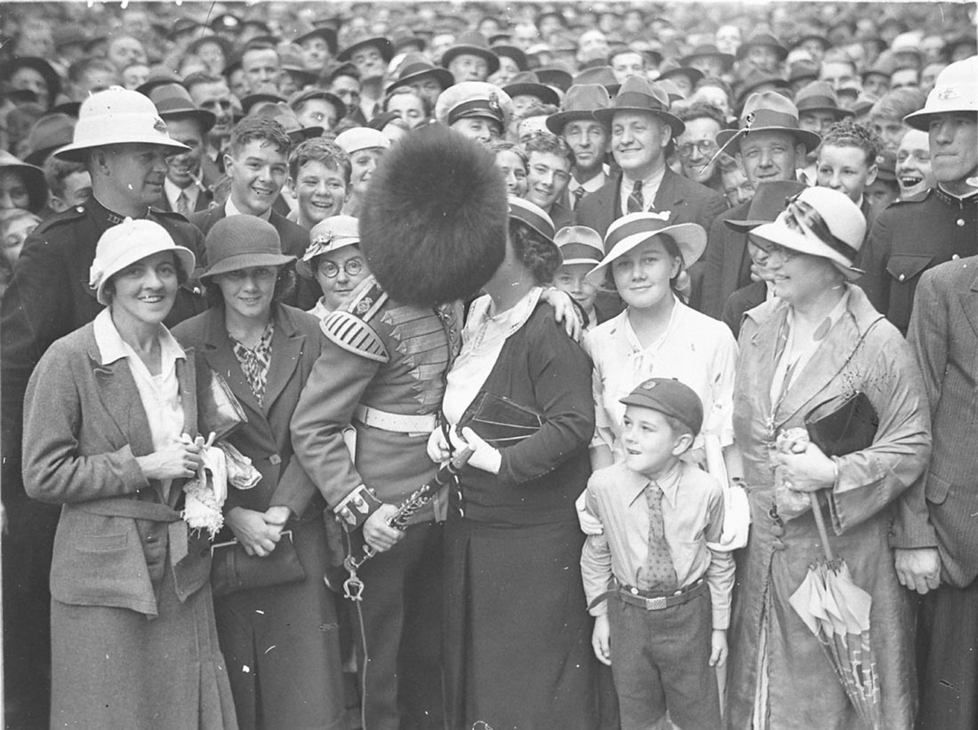 Гвардеец Гренадерского полка целует женщину, Сидней, 1934 г.