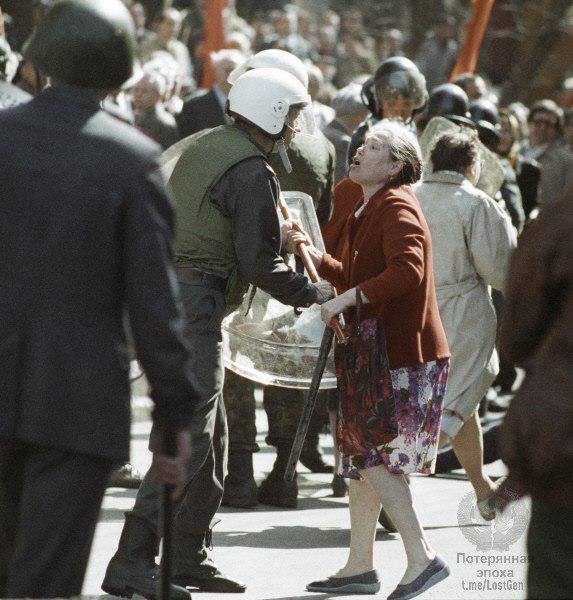 Сотрудник ОМОНа реквизирует у агрессивной пенсионерки дубину на Первомайской демонстрации, Москва, 1993 г.