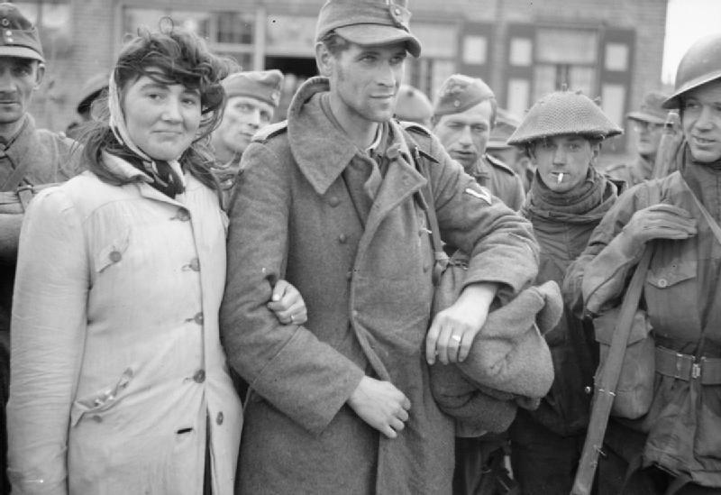 Голландка со своим плененным мужем, который служил в войсках СС, 1944 г.