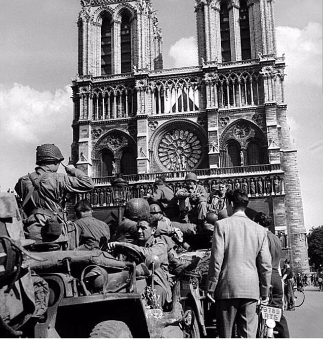 Солдаты Армии США возле Собора Парижской Богоматери Нотр-Дам де Пари, Париж, Франция, август 1944 г.