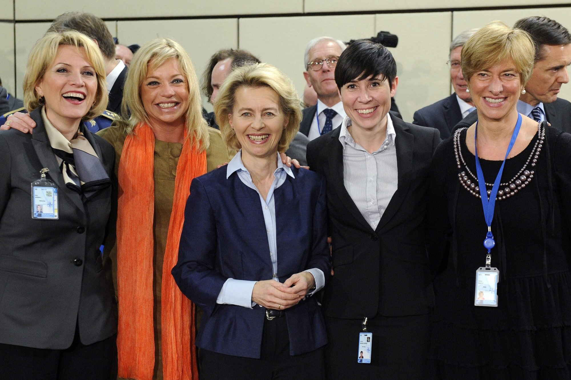 Женщины-министры обороны стран ЕС, слева-направо: Мими Кодели (Албания), Жанин Хеннис-Плассхарт (Нидерланды), Урсула фон дер Ляйен (Германия), Ине Серейде (Норвегия), Роберта Пинотти (Италия), 2015 г.