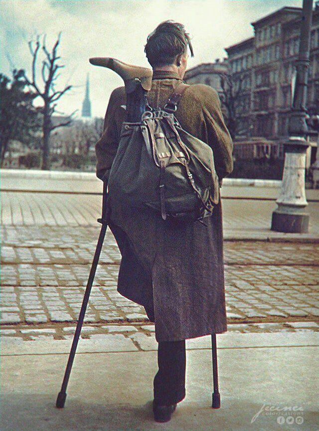 Возвращение солдата на родину. Вена, Австрия, 1946 г.