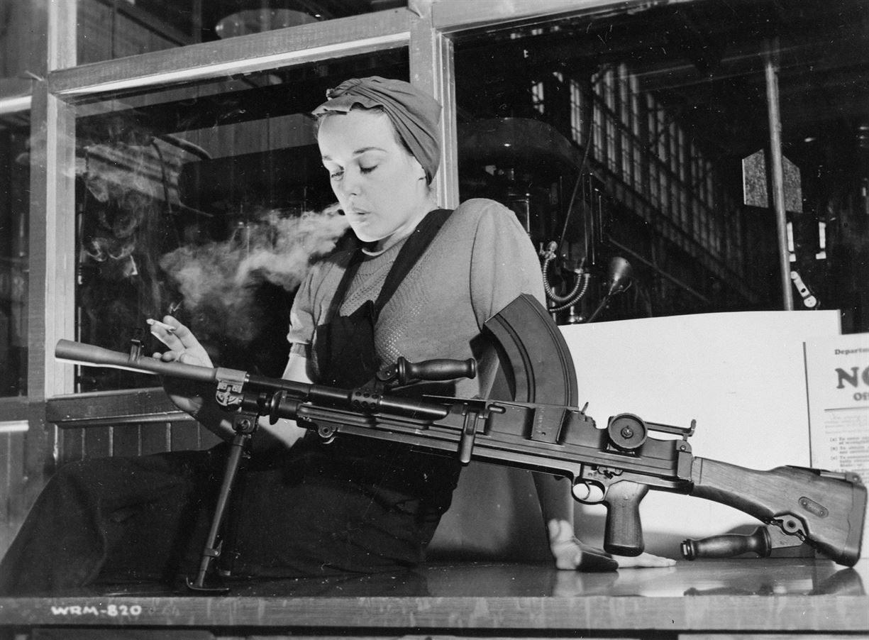 Вероника Фостер, известная как "The Bren Gun Girl", позирует с готовым оружием Bren на заводе John Inglis & Co, Канада, 1941 г.