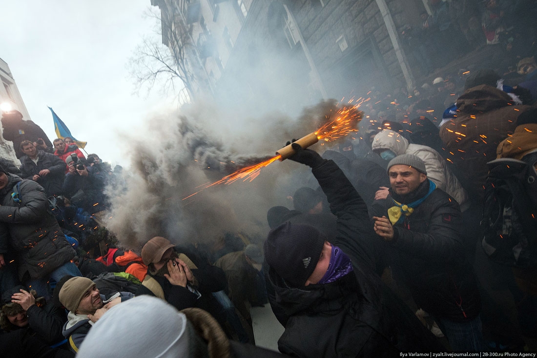 Вышли на майдан. Евромайдан штурм Банковой. Майдан 2014 в Украине штурм администрации президента. Вооруженная оппозиция Майдана.