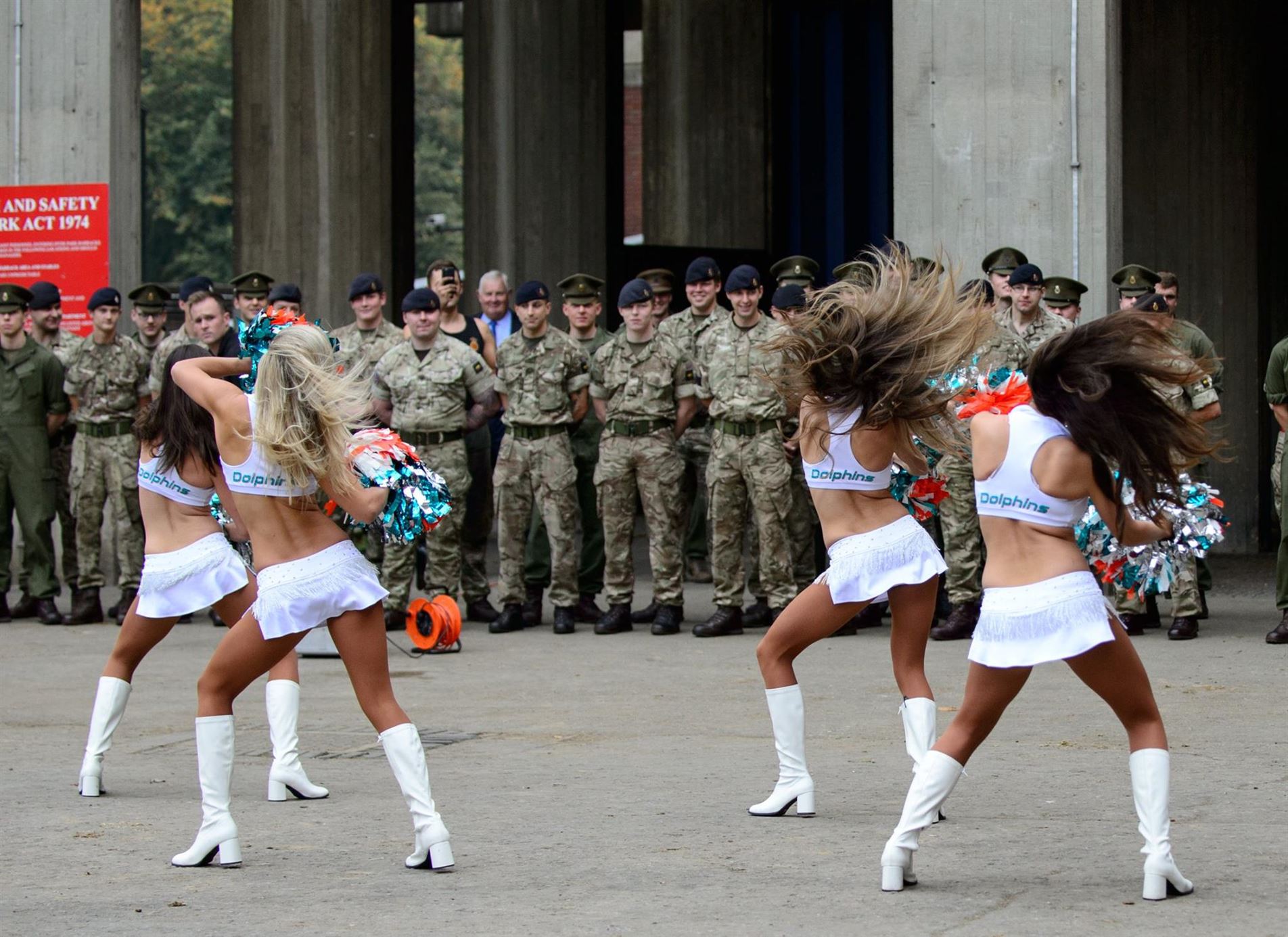 Девушки из команды чирлидинга "Miami Dolphins" танцуют перед солдатами полка Дворцовой кавалерии, Лондон, 27 сентября 2017 г.