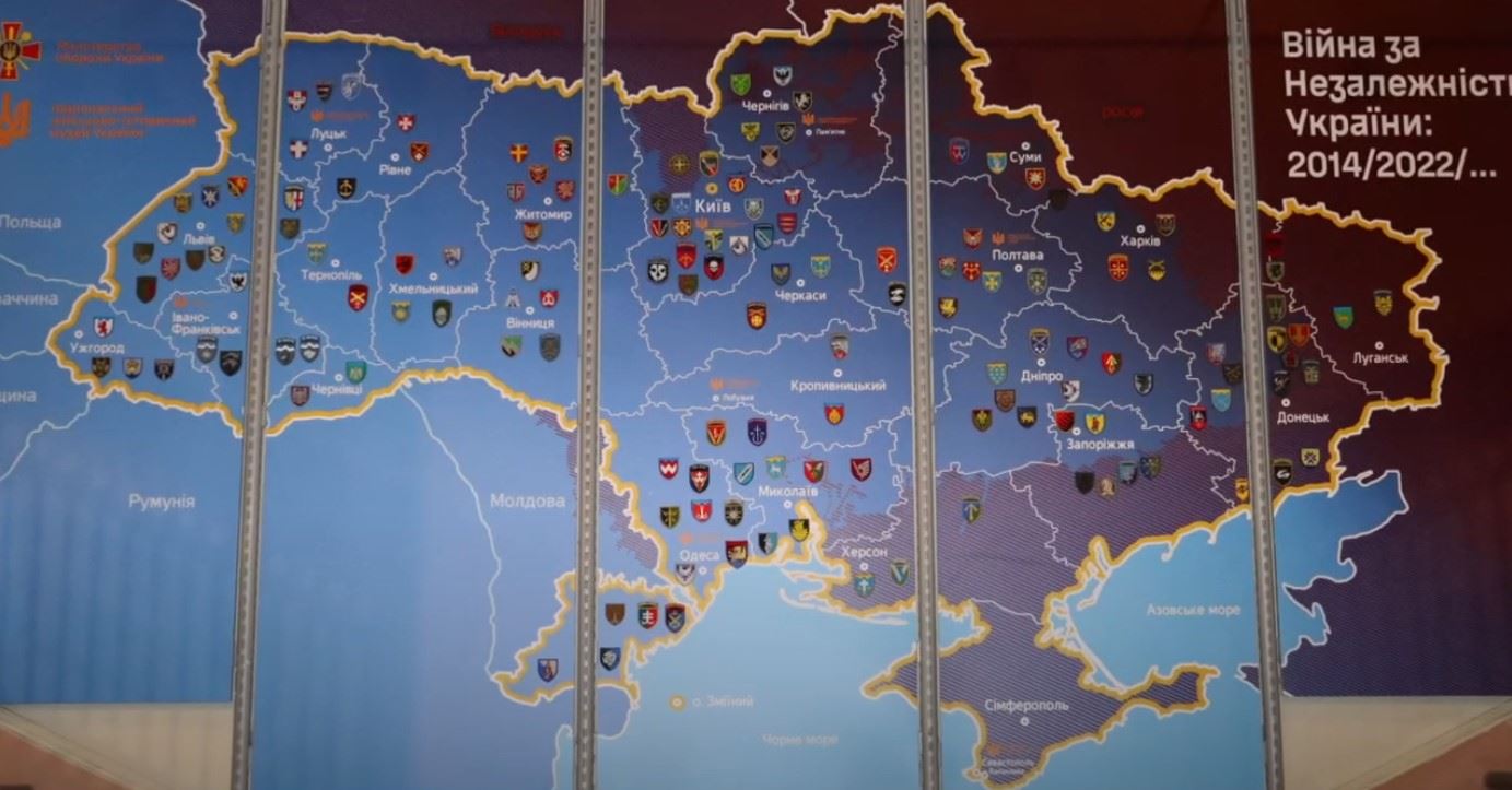 Карта Украины с нашивками различных формирований Сил обороны, которые принимают участие в российско-украинской войне с 2014 и 2022 гг. Нашивка каждого подразделения расположена на территории той области, где оно было сформировано.