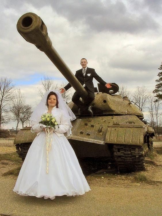 Жених без всяческого подтекста сидит на танке ИС-3, пока его невеста стоит на земле, предположительно Россия, конец 1990-х или начало 2000-х гг.