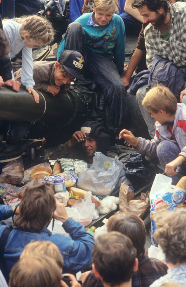 Танкист, заваленный продуктами, которые принесли жители города-защитники Белого дома, Москва путч, Россия, 1991 г.