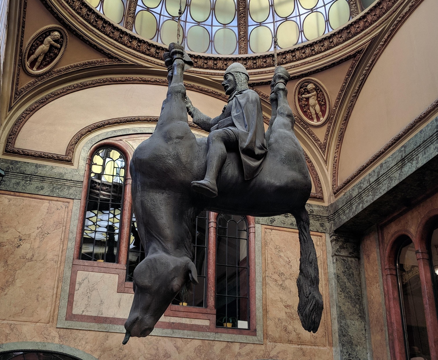 Скульптура "Конь" в пассаже Луцерна на Водичковой улице, Прага, Чехия. Сатира чешского художника Давида Чёрного на знаменитый памятник святому Вацлаву.