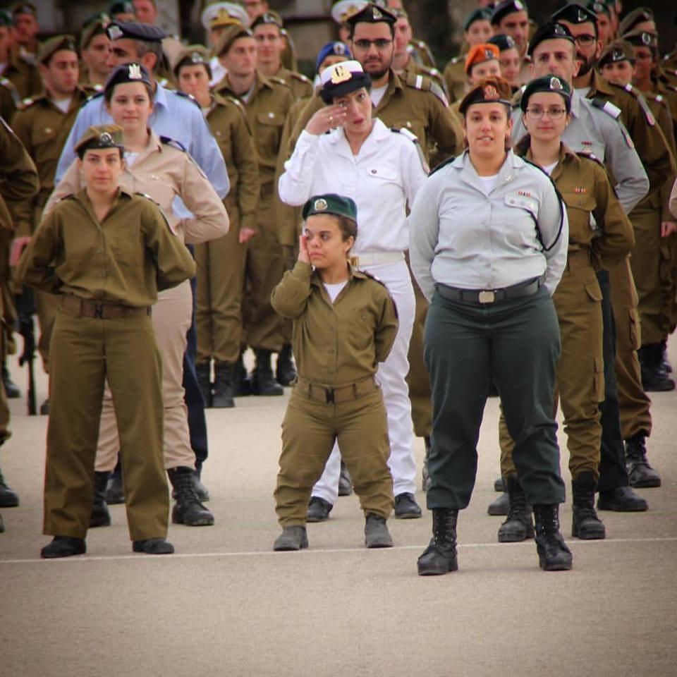 Рони Тапухи — первая низкорослая девушка в израильской армии, закончившая курс офицеров, во время церемонии присвоения офицерского звания, 2020 г.