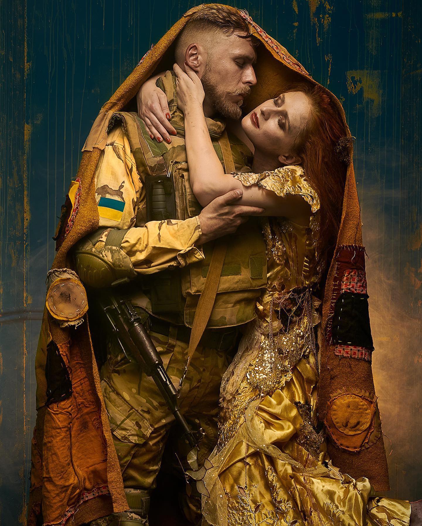 Украинский солдат со своей женой-волонтёркой повторяют картину Густава Климта "Поцелуй", июнь 2022 г. Автор Андрей Кеззин.