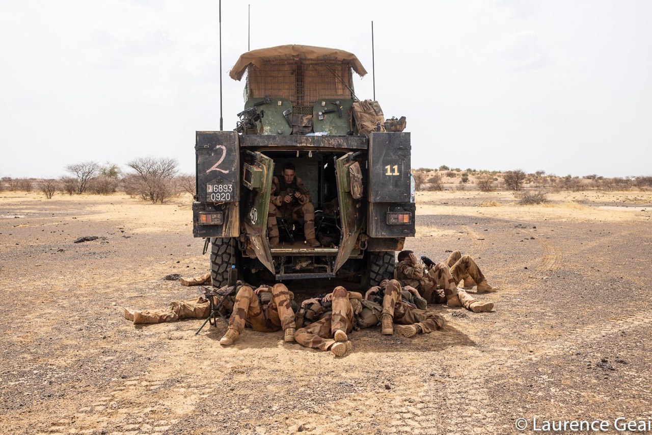 Французские военнослужащие за сиестой, где-то в Мали, 2019 г.