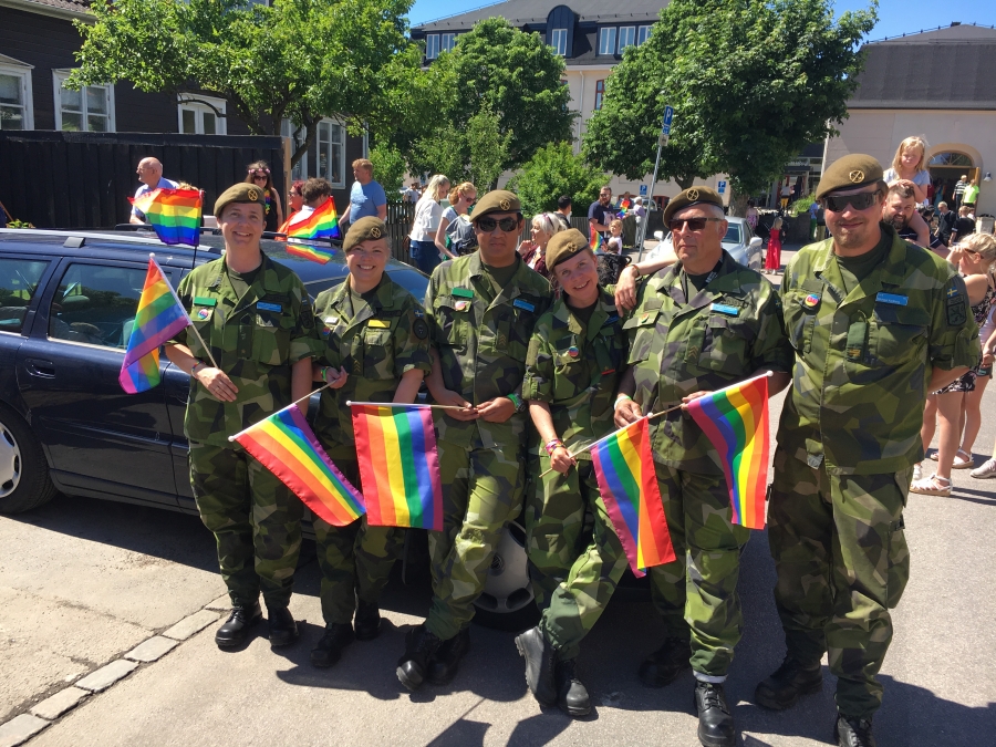 Бойцы 45-го Халландского батальона Хемвернета с радужными флажками на ЛГБТ-прайде, 17 июня 2017 г.
