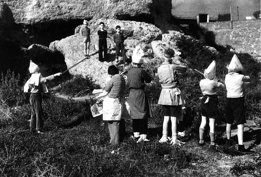 Дети понарошку расстреливают друг друга, начало гражданской войны в Испании. Барселона, 1936 г.