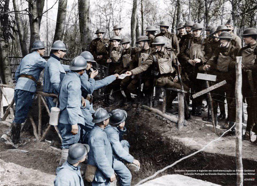 Британские солдаты угощают сигаретами своих французских товарищей, Первая Мировая война.