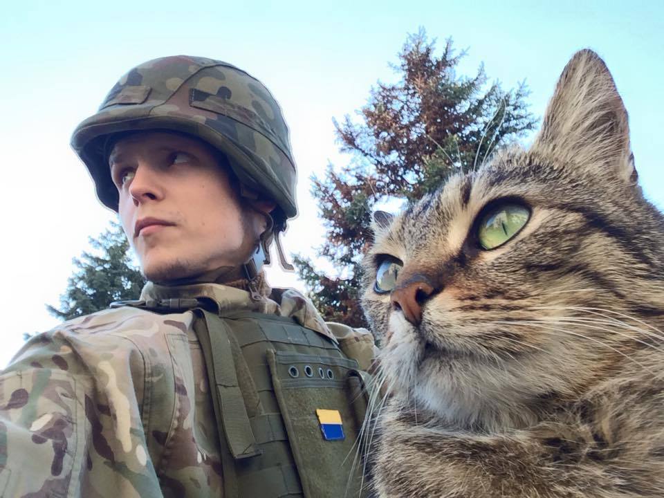 Григорий Мустанг в составе добровольческого батальона "Азов" с котом на востоке Украины, июнь 2015 г.