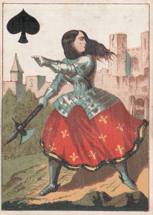 Французская героиня Жанна Ашетт, которая прославилась тем, что во время осады города отрубила топором руку вражескому знаменосцу, в качестве пиковой дамы на игральной карте времен Нового времени.